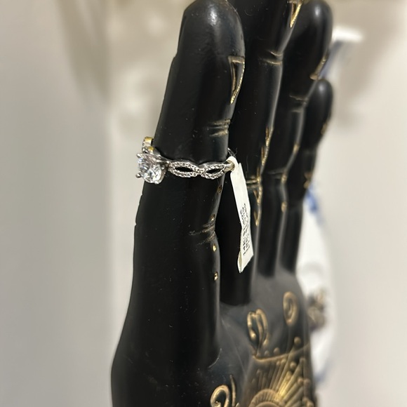 Engagement ring - Picture 2 of 5